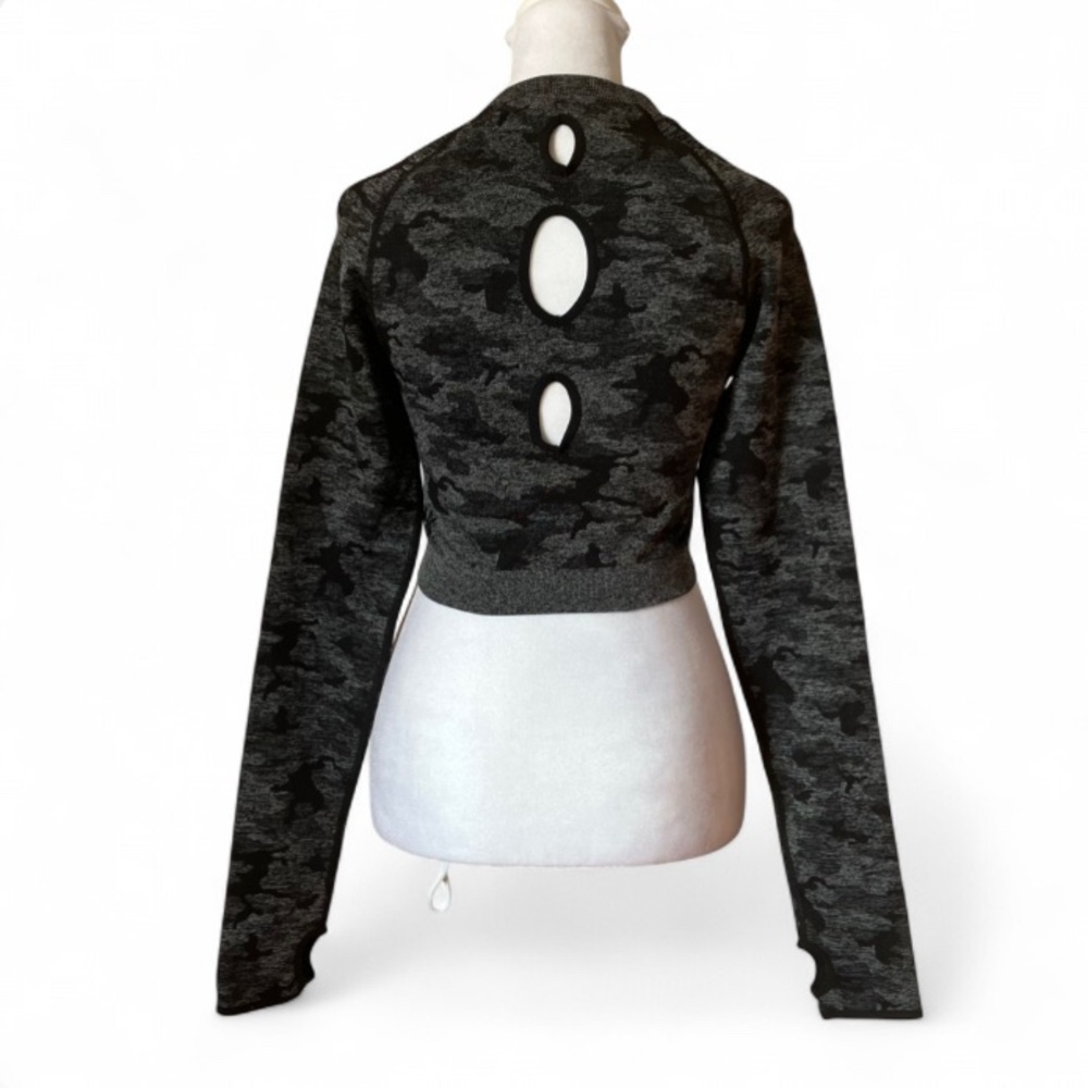 Gymshark Adapt Camo Seamless Long Sleeve Black & Gray Crop Top size Medium - Picture 4 of 9